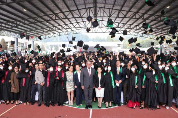 Con graduación de 407 estudiantes de Teziutlán, SEP fortalece el desarrollo regional