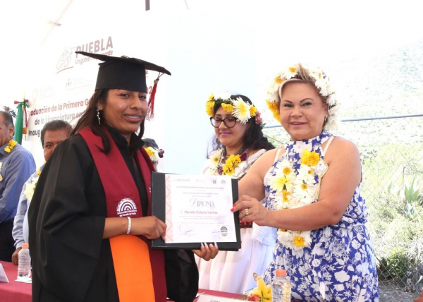 Concluye primera generación de licenciatura en Lengua y Cultura  en Tlacotepec: SEP