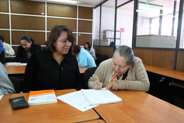 Ofrece SEP en Puebla concluir educación básica a mayores de 15 años