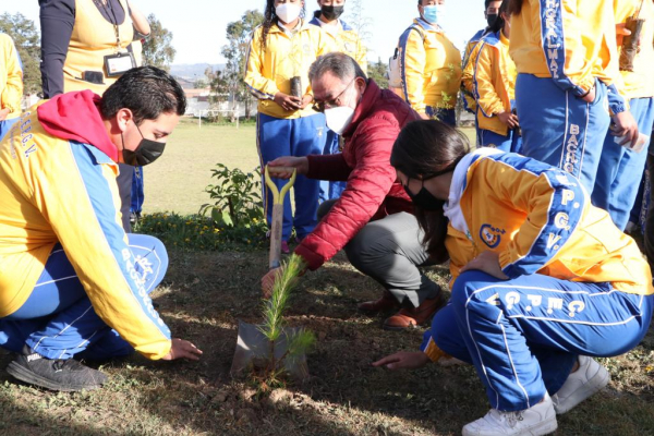 Inician estudiantes reforestación en instituciones educativas de Chignahuapan