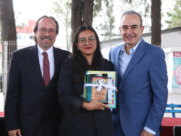 Entrega SEP 20 mil libros para bibliotecas en escuelas públicas poblanas